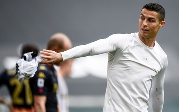 Ronaldo bỏ lỡ cơ hội khó tin, gây tranh cãi khi ném phăng áo đấu của Juventus