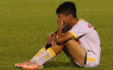 Em họ Công Phượng gục ngã, oà khóc khi thua trận ở chung kết U19 Quốc gia 2021