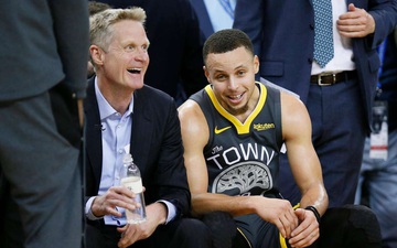 HLV Steve Kerr khiến Stephen Curry mất cơ hội phá 3 kỷ lục trong ngày Warriors thắng đậm Thunder