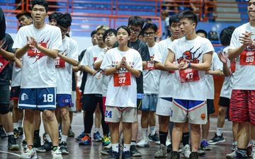 Hà Nội mưa như trút nước, giới trẻ vẫn xếp hàng đông nghịt tham gia Tryout của Thang Long Warriors