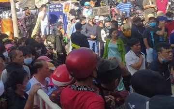 Hàng nghìn người đội nắng, chen lấn hỗn loạn mua vé trận HAGL vs Hà Nội FC
