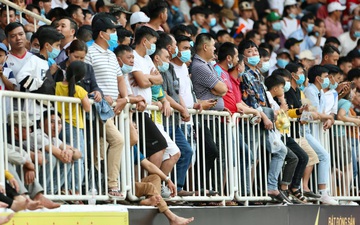 Fan phải ngồi đất, đứng chen chúc hàng loạt vì không có ghế ngồi xem trận HAGL và Hà Nội FC
