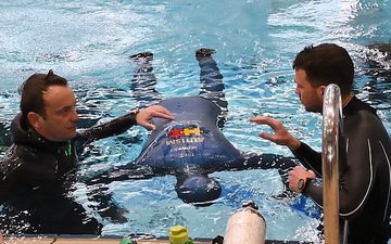VĐV đối mặt với hiểm nguy, phá kỷ lục Guinness - nhịn thở dưới nước gần nửa giờ - nhờ nguồn cảm hứng từ cô con gái đáng thương