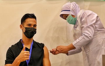 Đối thủ của tuyển Việt Nam gặp vấn đề khi tiêm vắc xin Covid-19