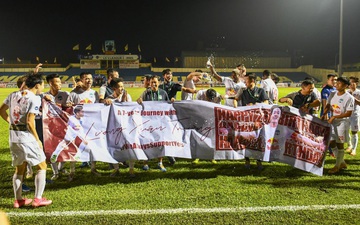 Xuân Trường bị đồng đội tạt nước chúc mừng sinh nhật sau trận HAGL thắng Thanh Hóa