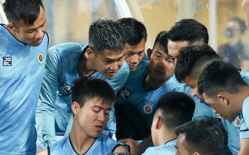 Cầu thủ Hà Nội FC xem HAGL thi đấu qua điện thoại, thất vọng khi Công Phượng ghi bàn