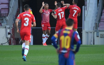 Koeman nhận thẻ đỏ, Barcelona thua ngược trước Granada dù Messi mở tỷ số