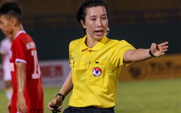 Cận cảnh sự quyết đoán của nữ trọng tài Việt Nam được mời dự World Cup tại giải đấu U19 Quốc gia