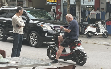 'Bố già' Ljupko Petrovic cưỡi xe điện đi dạo phố
