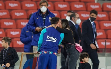Messi tình tứ "khóa môi" vợ trong ngày ăn mừng hoàn tất cú đúp vĩ đại nhất Barcelona