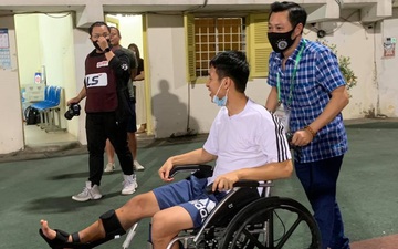 Hùng Dũng ngồi xe lăn đến cổ vũ Hà Nội FC, con trai siêu đáng yêu chiếm trọn spotlight