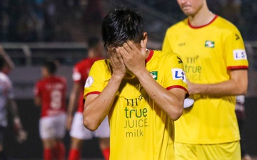 Phan Văn Đức ôm mặt thất vọng đón trận thua thứ 3 trên SVĐ Thống Nhất