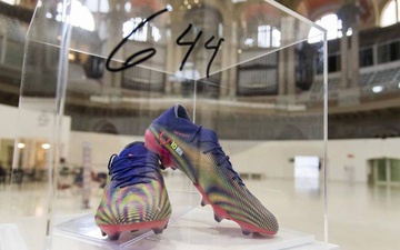 Nghĩa cử cao đẹp của Messi: Bán đấu giá "giày phá kỷ lục Pele" 4 tỷ đồng để làm từ thiện
