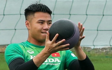Thủ môn tuyển Việt Nam vất vả luyện cơ bụng với đệm cân bằng và bóng đặc biệt