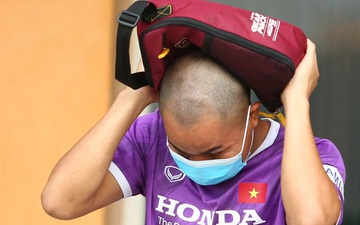 Cầu thủ U22 Việt Nam ngượng ngùng giấu kiểu tóc mới cắt