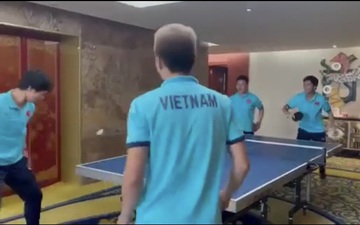 Quang Hải, Tuấn Anh đối đầu Công Phượng, Văn Vũ trong trò chơi bóng bàn: "Chân đã khéo tay còn khéo hơn"