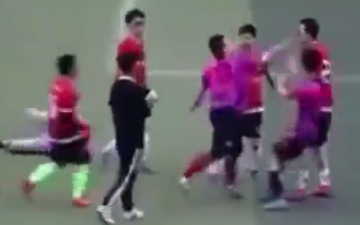 Cầu thủ Trung Quốc gây phẫn nộ cùng cực: Vào bóng triệt hạ, cố tình giẫm lên người đối thủ rồi đấm thẳng mặt "kẻ đến hỏi tội"
