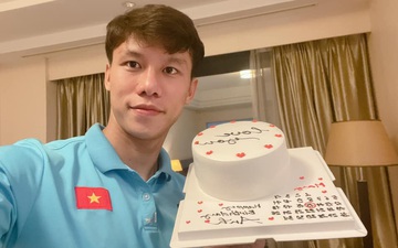 Quế Ngọc Hải được vợ con tổ chức sinh nhật từ xa, chu đáo gửi bánh gato đến tận khách sạn đội tuyển