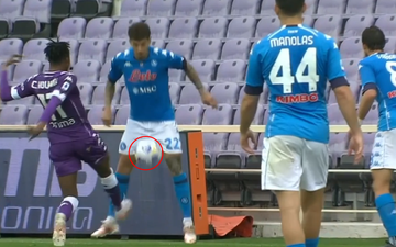 Cầu thủ Napoli lĩnh trọn cú đá trúng vùng nhạy cảm: Chỉ còn biết trách tay đồng đội chuyền non và gã đối thủ "xấu chơi"