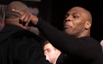 Câu chuyện đằng sau giây phút Mike Tyson mất bình tĩnh, cắn tím đùi Lennox Lewis