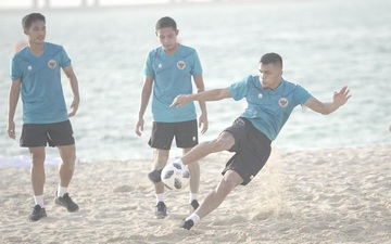 Tuyển Indonesia đã đến UAE, HLV Hàn Quốc cho cầu thủ tập ở bãi biển