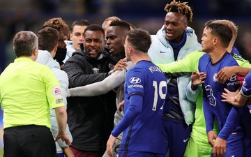Fan thích thú chứng kiến dàn sao Chelsea lao vào hỏi tội cầu thủ Leicester "xấc xược"