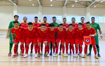 Trưởng đoàn Trần Anh Tú nhắc nhở ĐT futsal Việt Nam không được lơ là trước 2 trận play-off World Cup