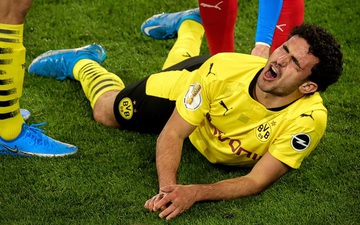 Chấn thương kinh hoàng của sao trẻ Dortmund: Gãy gập đầu gối, có nguy cơ giải nghệ sớm ở tuổi 21