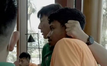 HLV Hàn Quốc mắng té tát, véo tai cầu thủ tuyển Indonesia trong bữa ăn