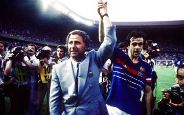 Euro 1984: Michel Platini đưa bóng đá Pháp lần đầu tiên chạm tay vào chiếc cúp bạc danh giá