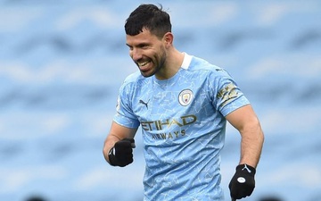 Aguero tắm rượu sâm-panh trong ngày chia tay Man City