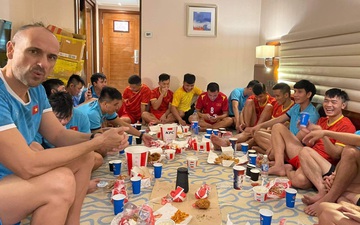 ĐT Futsal Việt Nam quây quần bên nhau ăn tối đơn giản trước khi về nước
