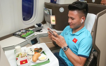 Những món ăn đặc biệt trên chuyến bay của tuyển Việt Nam sang UAE
