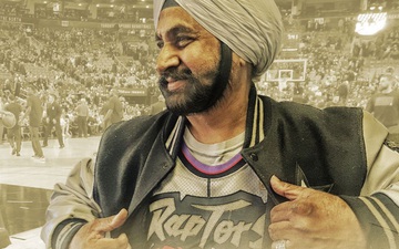 "Superfan" của Toronto Raptors làm nên lịch sử tại NBA và loạt hoạt động từ thiện đáng ngưỡng mộ dành cho nữ sinh Ấn Độ