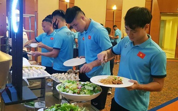 Bữa ăn ngon đầu tiên của tuyển Việt Nam tại khách sạn ở Dubai