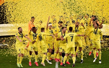Cầu thủ Villarreal cắt toang mành lưới mang về làm kỷ niệm sau trận chung kết Europa League