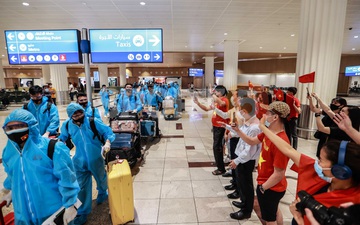 Ấm lòng khoảnh khắc tuyển Việt Nam được đồng bào chào đón tại UAE