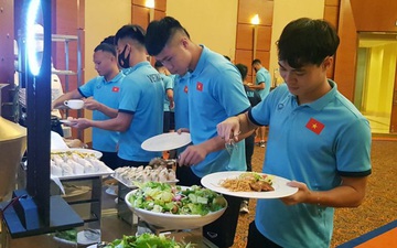 Tuyển Việt Nam khó tìm đầu bếp nấu ăn hợp khẩu vị ở Dubai