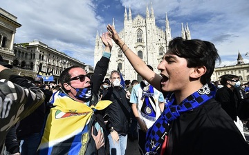 Hàng nghìn CĐV Inter đổ ra đường ăn mừng vô địch, nhiều người không đeo khẩu trang