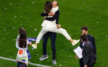 HLV Chelsea nhận cái ôm và nụ hôn thắm thiết từ "người đặc biệt" sau chức vô địch Champions League