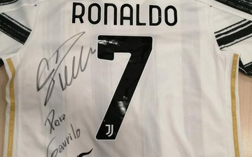 Ronaldo phản ứng đầy nghĩa hiệp khi biết tấm băng đội trưởng của mình được đem bán