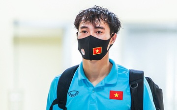 Tuyển thủ Việt Nam lộ vẻ mệt mỏi, tay xách nách mang sau trận đấu muộn với Jordan