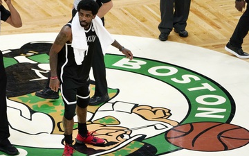 Phía sau vụ ồn ào ném chai nước của fan Celtics: Nguyên nhân là hành động bôi nhọ đội bóng cũ của Kyrie Irving