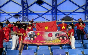 Người Việt gian nan tìm vé xem trận đội tuyển Việt Nam gặp UAE