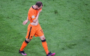 Đồng cảm với Eriksen, tuyển thủ Hà Lan từng 2 lần bị ngừng tim bưng mặt khóc nức nở khi thi đấu tại Euro