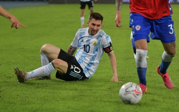 Messi nhận cú đúp "quả đắng": Hết ngã bò ra sân vì đi bóng bất thành, còn bị hậu vệ đối phương lừa qua "dễ như ăn kẹo"