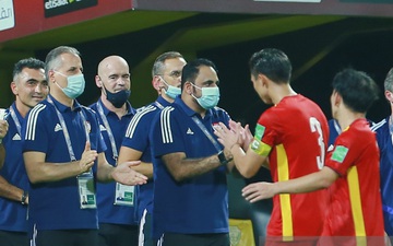 Ban huấn luyện UAE xếp hàng, vỗ tay động viên tuyển Việt Nam sau thất bại
