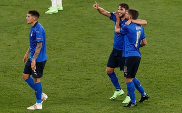 Italia chính thức vượt qua vòng bảng sau màn phô trương sức mạnh trước Thụy Sĩ