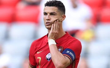 Ronaldo làm xiếc với trái bóng, trêu đùa hai hậu vệ kỳ cựu tuyển Đức nhưng rồi bị cho "ăn hành" tơi tả