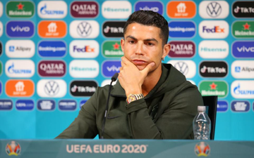 Ăn theo Ronaldo, hãng đồ nội thất Thụy Điển cho ra mắt chai thủy tinh đựng nước mang tên siêu sao 36 tuổi